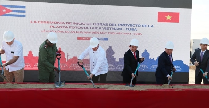 Lãnh đạo hai nước tham dự lễ khởi công dự án nhà máy điện mặt trời tại Cuba. Ảnh: VGP