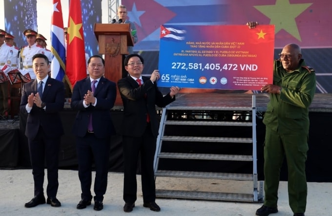 Phó thủ tướng Hồ Quốc Dũng trao tượng trưng đợt 2 chương trình quyên góp ủng hộ nhân dân Cuba với số tiền trên 272 tỷ đồng. Ảnh: VGP