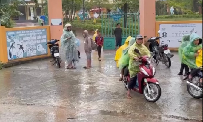 Phụ huynh đến đón con về sáng 17/11. Ảnh: Minh Hoàng