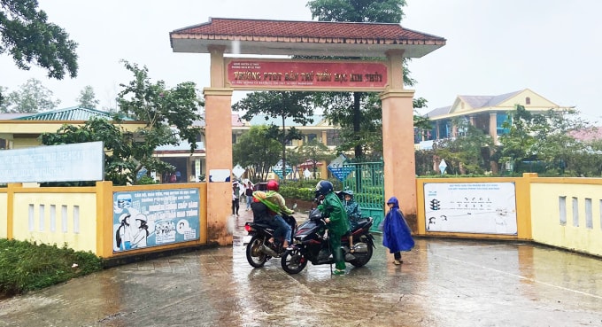 Phụ huynh đến đón con về sáng 4/12. Ảnh: Đắc Thành