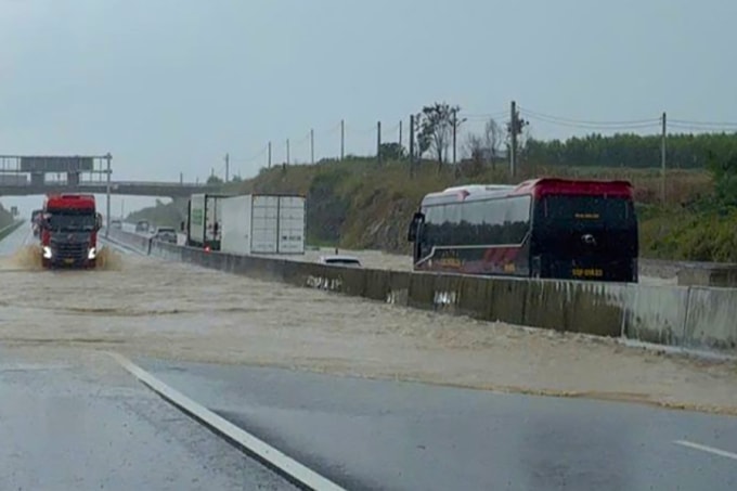 Nước tràn qua cao tốc Dầu Giây - Phan Thiết, sáng 4/12. Ảnh: Khu Quản lý Đường bộ IV