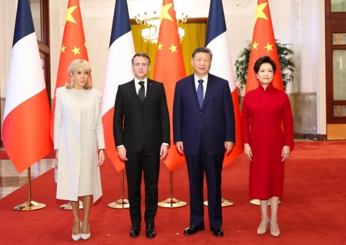 Vợ chồng Tổng thống Pháp Emmanuel Macron và vợ chồng Chủ tịch Trung Quốc Tập Cận Bình tại Bắc Kinh ngày 4/12. Ảnh: Xinhua
