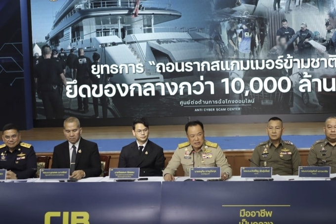 Thủ tướng Thái Lan Anutin Charnvirakul chủ trì cuộc họp báo về chiến dịch trấn áp các mạng lưới lừa đảo xuyên quốc gia tại Bangkok ngày 3/12. Ảnh: Khaosod