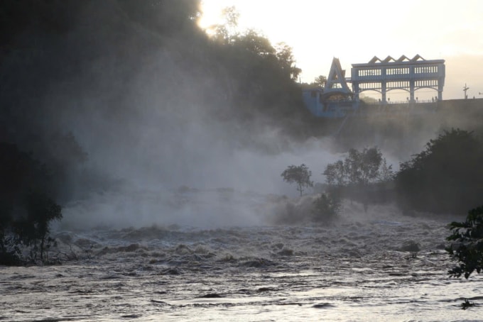 Hồ Sông Quao (Hàm Thuận Bắc) đã điều tiết xã lũ xuống còn 360 m3/s chiều nay. Ảnh: Việt Quốc