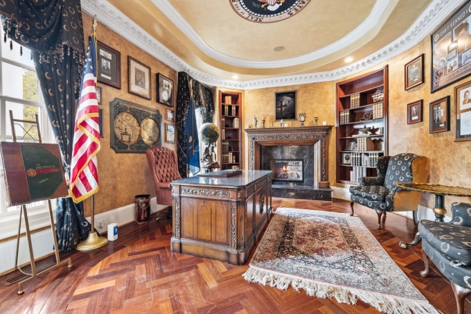 Phòng làm việc mô phỏng Phòng Bầu dục bên trong biệt thự Nhà Trắng. Ảnh: WSJ