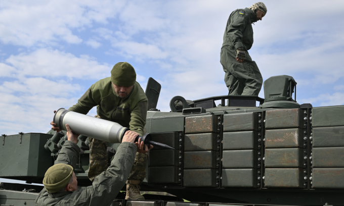 Quân nhân Lữ đoàn Cơ giới Độc lập số 33 Ukraine nạp đạn cho xe tăng Leopard 2A4 hồi tháng 4. Ảnh: AFP