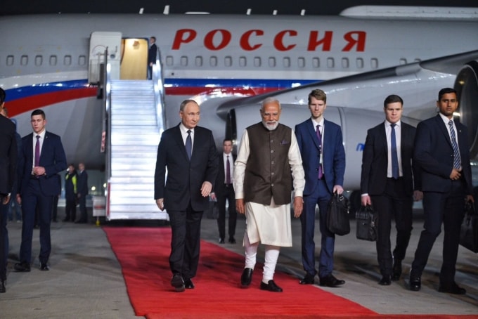 Thủ tướng Modi và Tổng thống Putin tại sân bay quốc tế Indira Gandhi đêm 4/12. Ảnh: X/NarendraModi