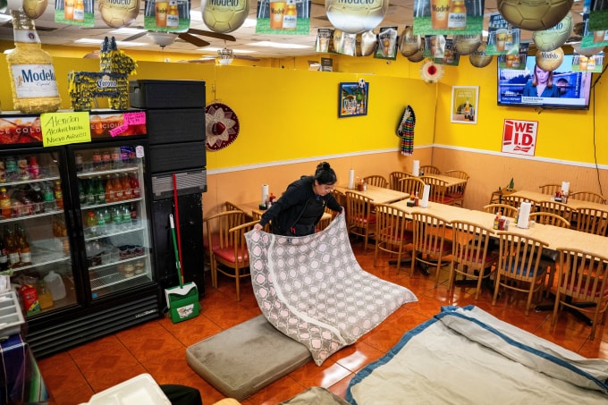 Chủ nhà hàng tại New Orleans thu xếp giường ngủ cho người thân tại nơi làm việc, tránh nguy cơ bị chặn bắt trên đường. Ảnh: Reuters