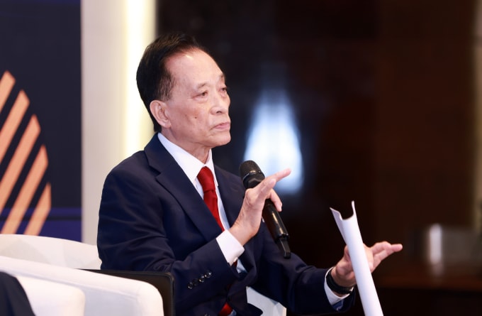 Chuyên gia kinh tế Nguyễn Trí Hiếu phát biểu tại diễn đàn Xây dựng thị trường bất động sản bền vững sáng 4/12. Ảnh: Đài Phát thanh và Truyền hình Hà Nội