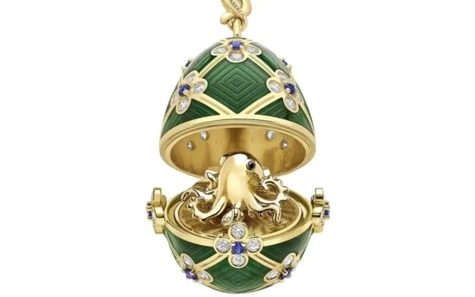 Quả trứng vàng có chiều dài 8,4 cm và trang trí với đầy kim cương dát bên ngoài. Ảnh: Faberge