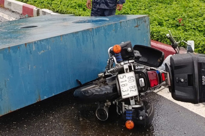 Xe máy bị khối thép đè trúng. Ảnh: Minh Bằng