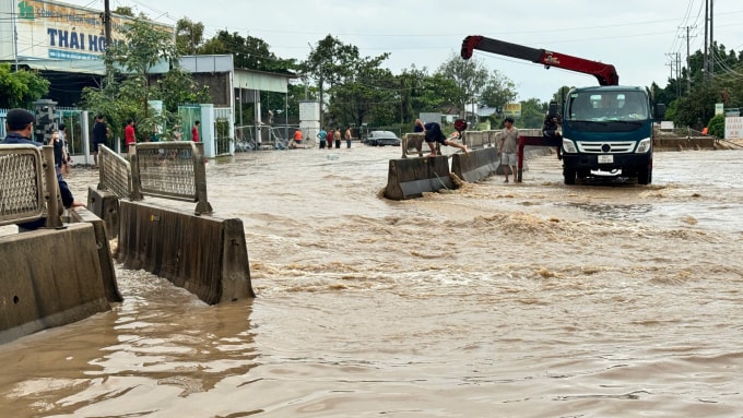 Nước xiết xô lệch dải phân cách cứng giữa quốc lộ 1 qua xã Hồng Sơn, Ảnh: Duy An