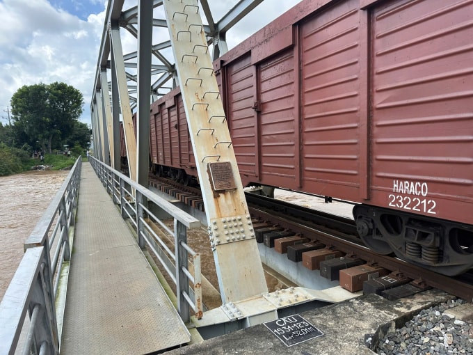Tàu hàng gia tải cho cầu đường sắt. Ảnh; VNR