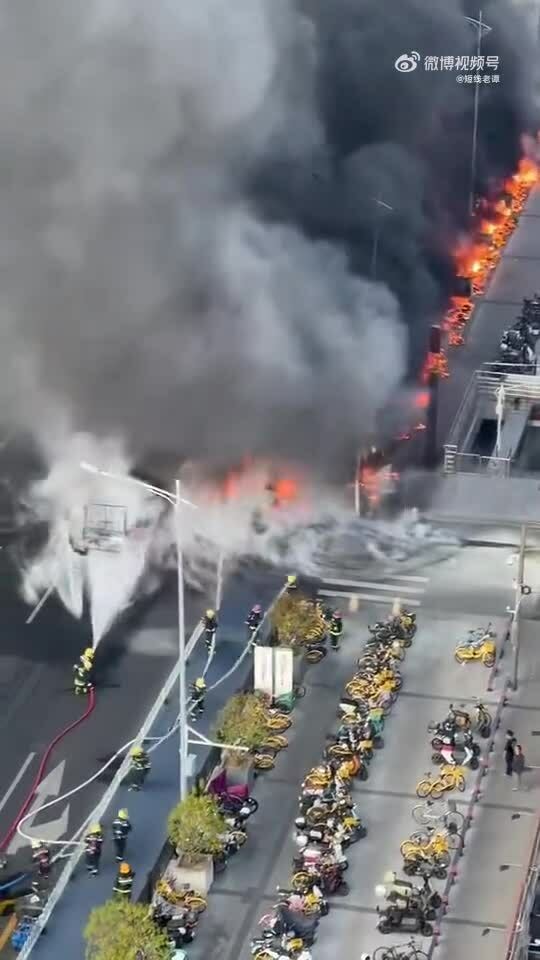 Xe tải chảy dầu sau va chạm, cháy lan hàng chục xe đạp điện