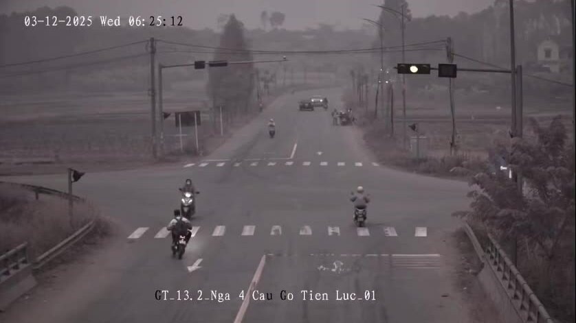 Hai xe máy đâm nhau tại ngã tư, một người nằm bất động