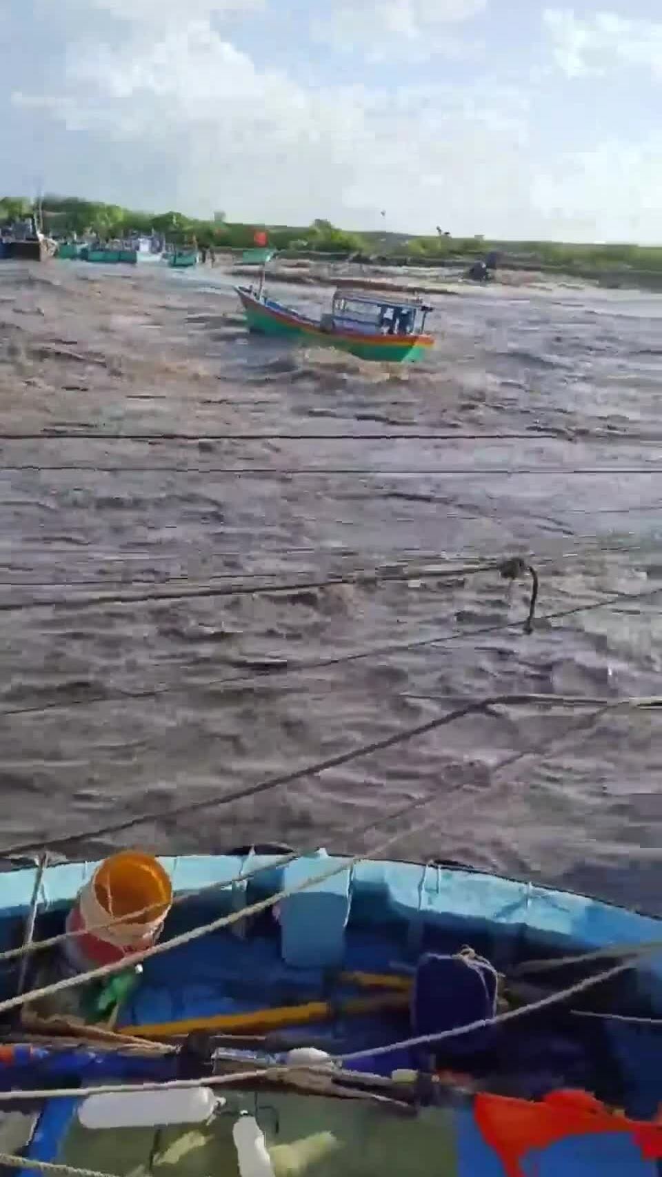 Hồ thuỷ lợi xả lũ ngập hơn 1.000 hộ dân