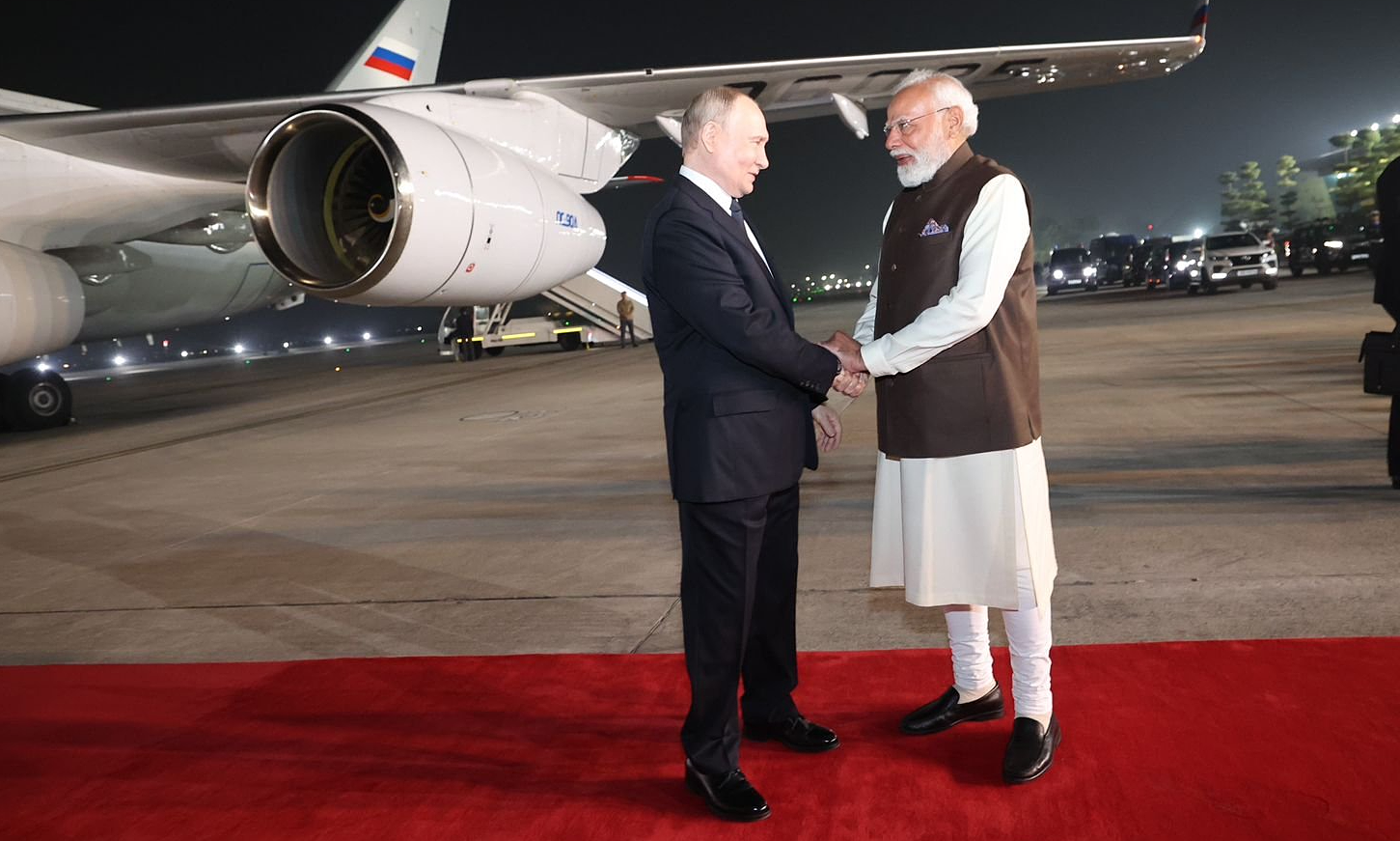 Thủ tướng Ấn Độ đón ông Putin ngay chân cầu thang máy bay