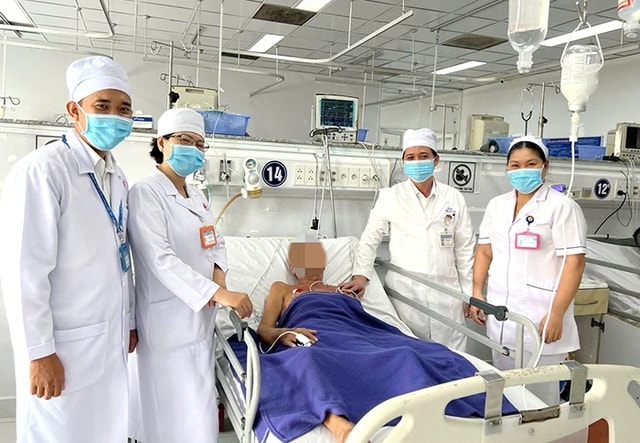 Người đàn ông 62 tuổi nguy kịch vì sặc nửa trái nho xanh - Ảnh 2.