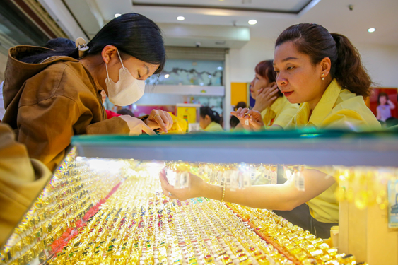 Vẫn băn khoăn với thuế giao dịch vàng miếng - Ảnh 1.