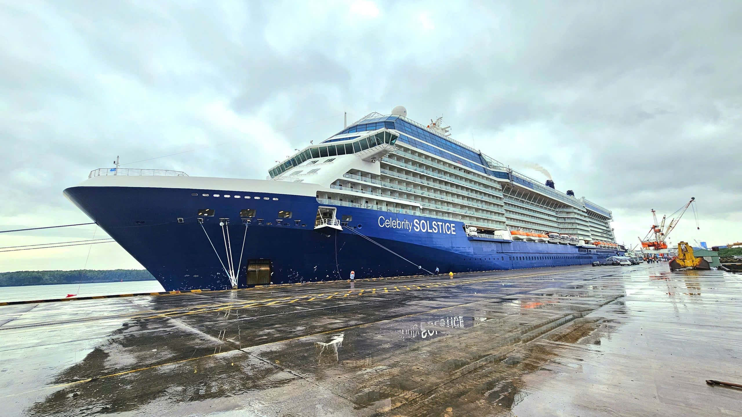 Tàu Celebrity Solstice trở lại Việt Nam mang theo 2 . 500 Du khách khám phá TPHCM - Ảnh 1. Tàu Celebrity Solstice trở lại Việt Nam mang theo 2 . 500 Du khách khám phá TPHCM - Ảnh 1.