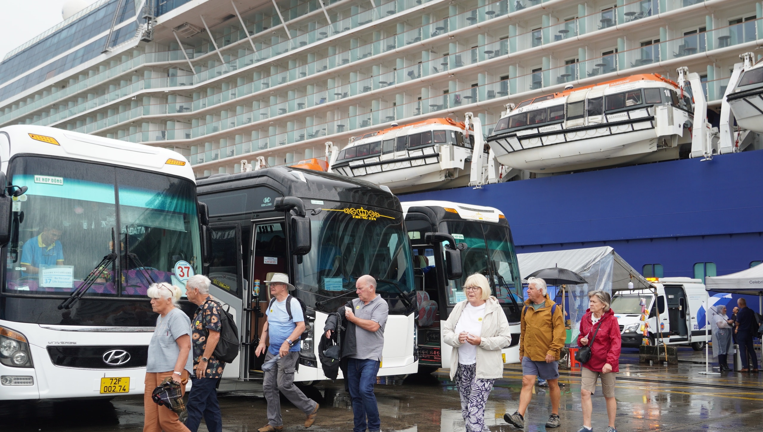 Tàu Celebrity Solstice trở lại Việt Nam mang theo 2 . 500 Du khách khám phá TPHCM - Ảnh 4. Tàu Celebrity Solstice trở lại Việt Nam mang theo 2 . 500 Du khách khám phá TPHCM - Ảnh 4.