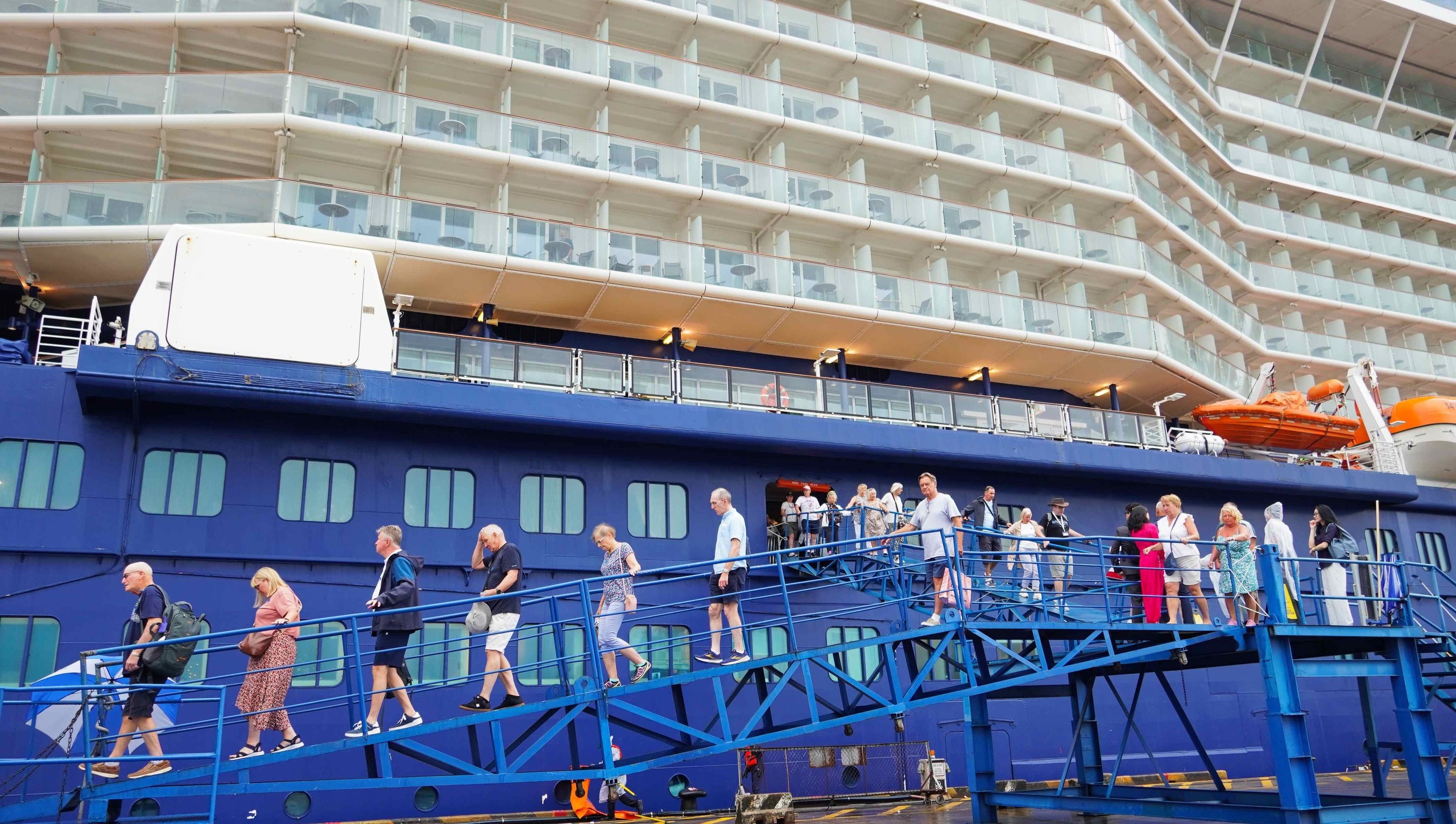 Tàu Celebrity Solstice trở lại Việt Nam mang theo 2 . 500 Du khách khám phá TPHCM - Ảnh 2. Tàu Celebrity Solstice trở lại Việt Nam mang theo 2 . 500 Du khách khám phá TPHCM - Ảnh 2.