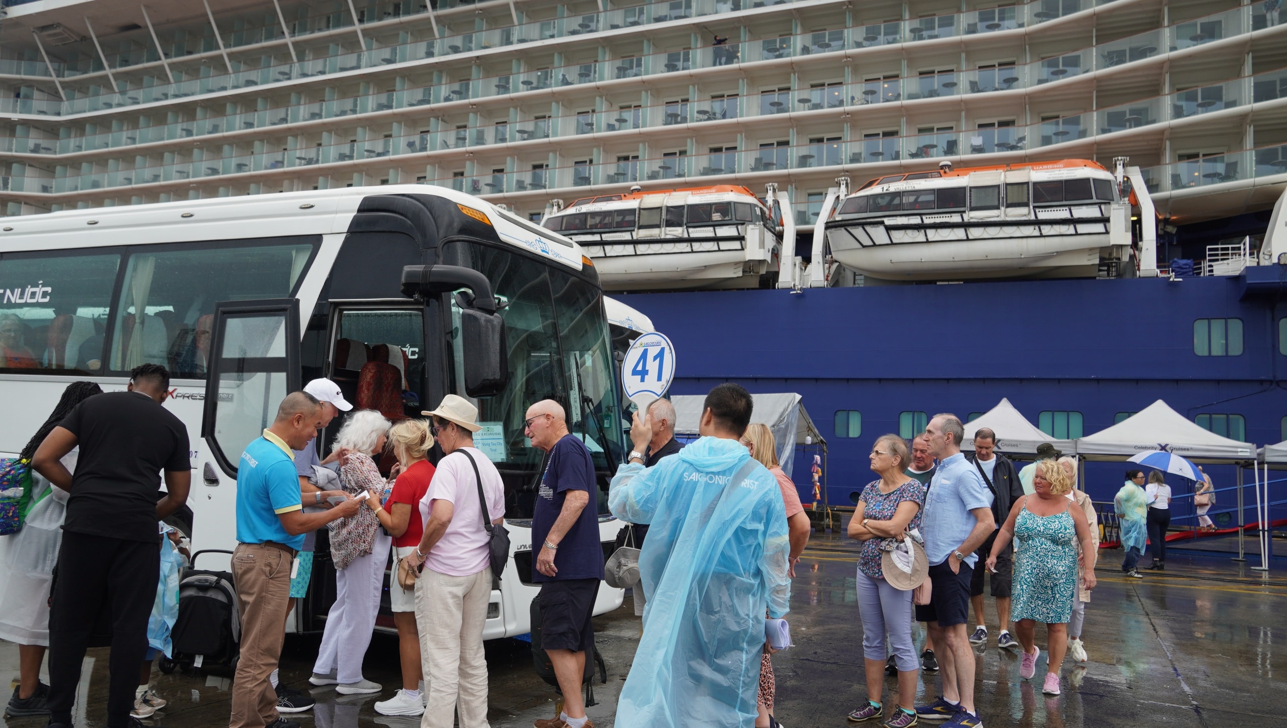 Tàu Celebrity Solstice trở lại Việt Nam mang theo 2 . 500 Du khách khám phá TPHCM - Ảnh 3. Tàu Celebrity Solstice trở lại Việt Nam mang theo 2 . 500 Du khách khám phá TPHCM - Ảnh 3.