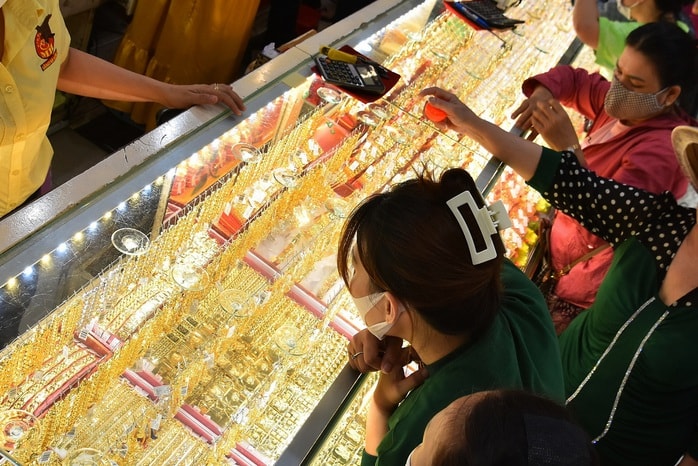 Giá vàng miếng SJC giảm mạnh , vàng nhẫn tiếp tục đi xuống ngày 4 - 12 - Ảnh 2. Giá vàng miếng SJC giảm mạnh , vàng nhẫn tiếp tục đi xuống ngày 4 - 12 - Ảnh 2.