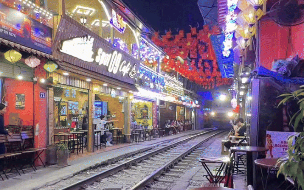 Hành vi gây tranh cãi của khách Mỹ ở phố đường tàu Hà Nội - 1 Hành vi gây tranh cãi của khách Mỹ ở phố đường tàu Hà Nội - 1