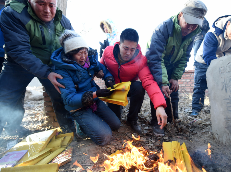 Gia đình khóc than trước ngôi mộ của Huugjilt. (Nguồn: Xinhua)