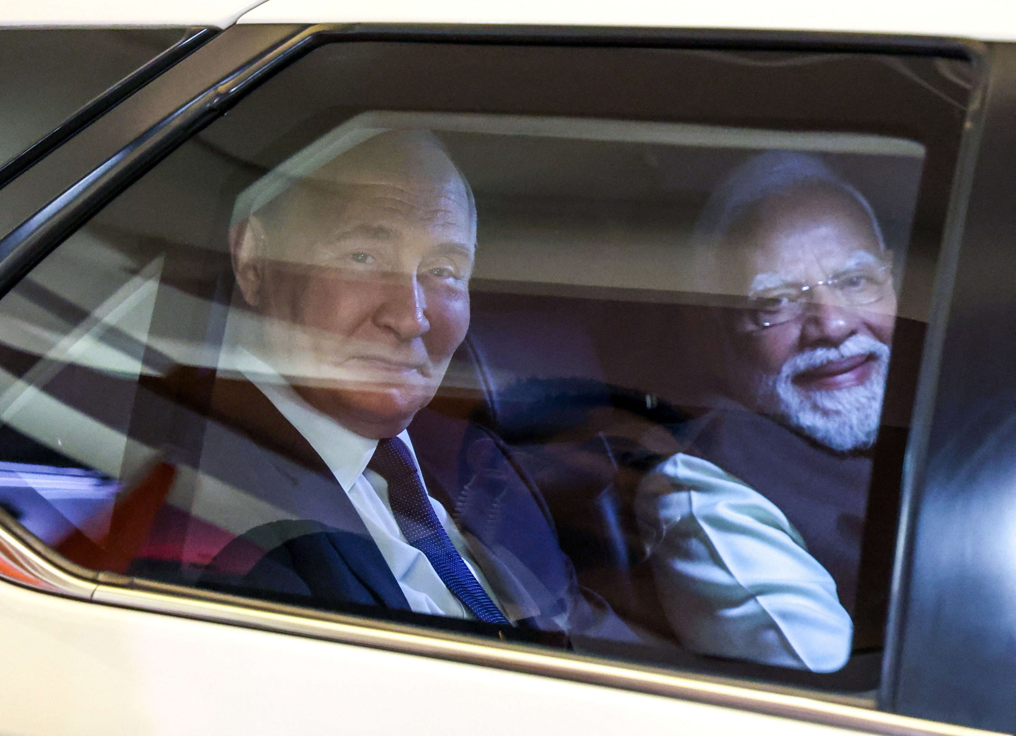 Tổng thống Putin và Thủ tướng Ấn Độ Narendra Modi rời sân bay cùng nhau. (Ảnh: REUTERS)
