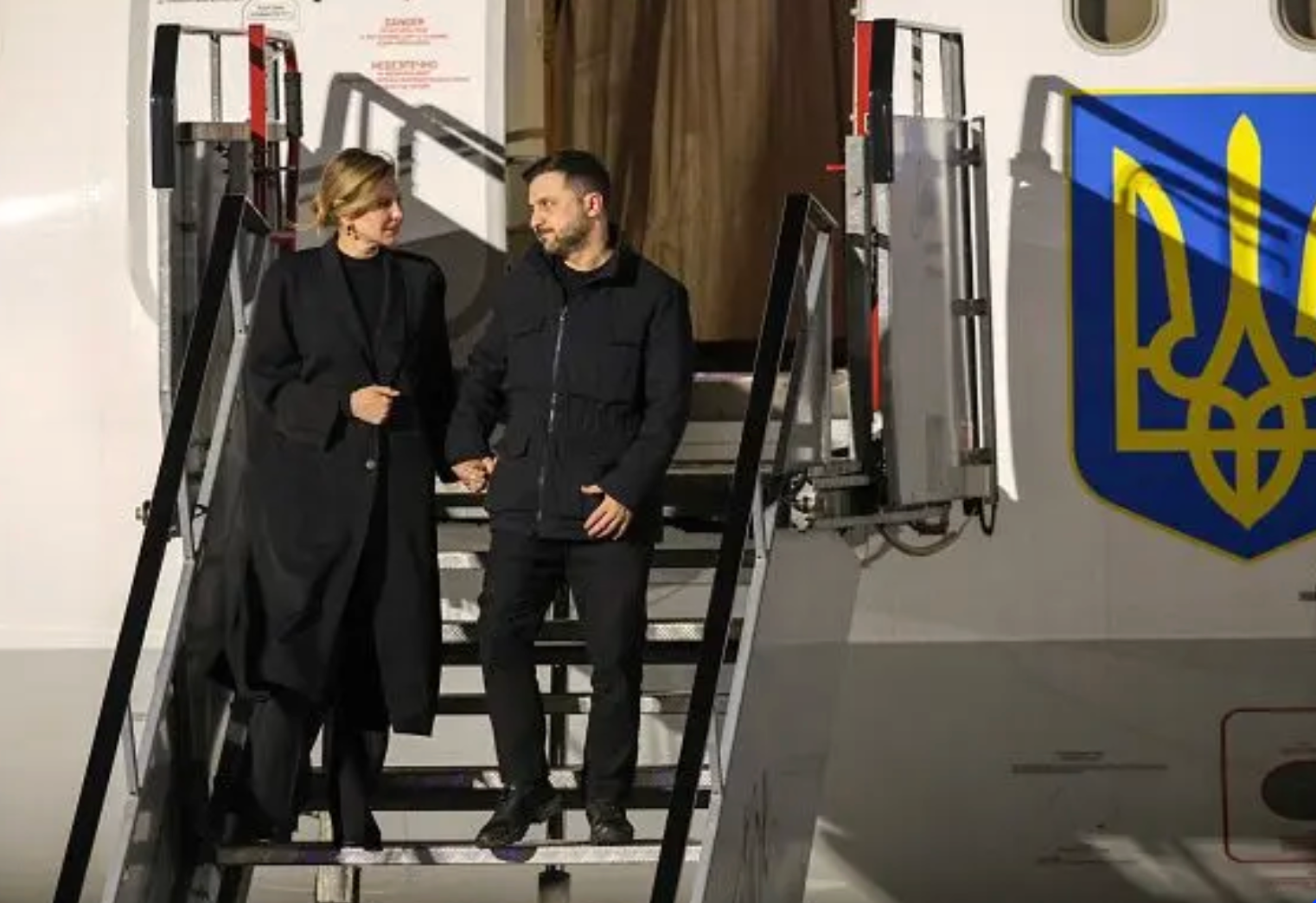 Tổng thống Ukraine Volodymyr Zelensky và Đệ nhất phu nhân Olena Zelenska tại sân bay Dublin, Ireland. (Ảnh: Getty)