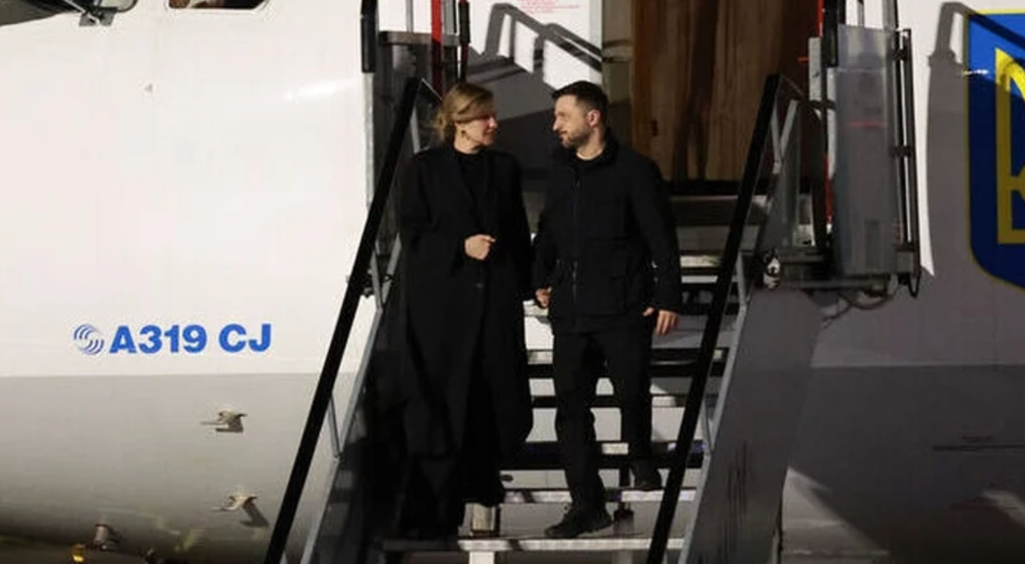 Tổng thống Ukraine Volodymyr Zelensky và Đệ nhất phu nhân Zelenska tại sân bay Dublin, Ireland. (Ảnh: RollingNews)