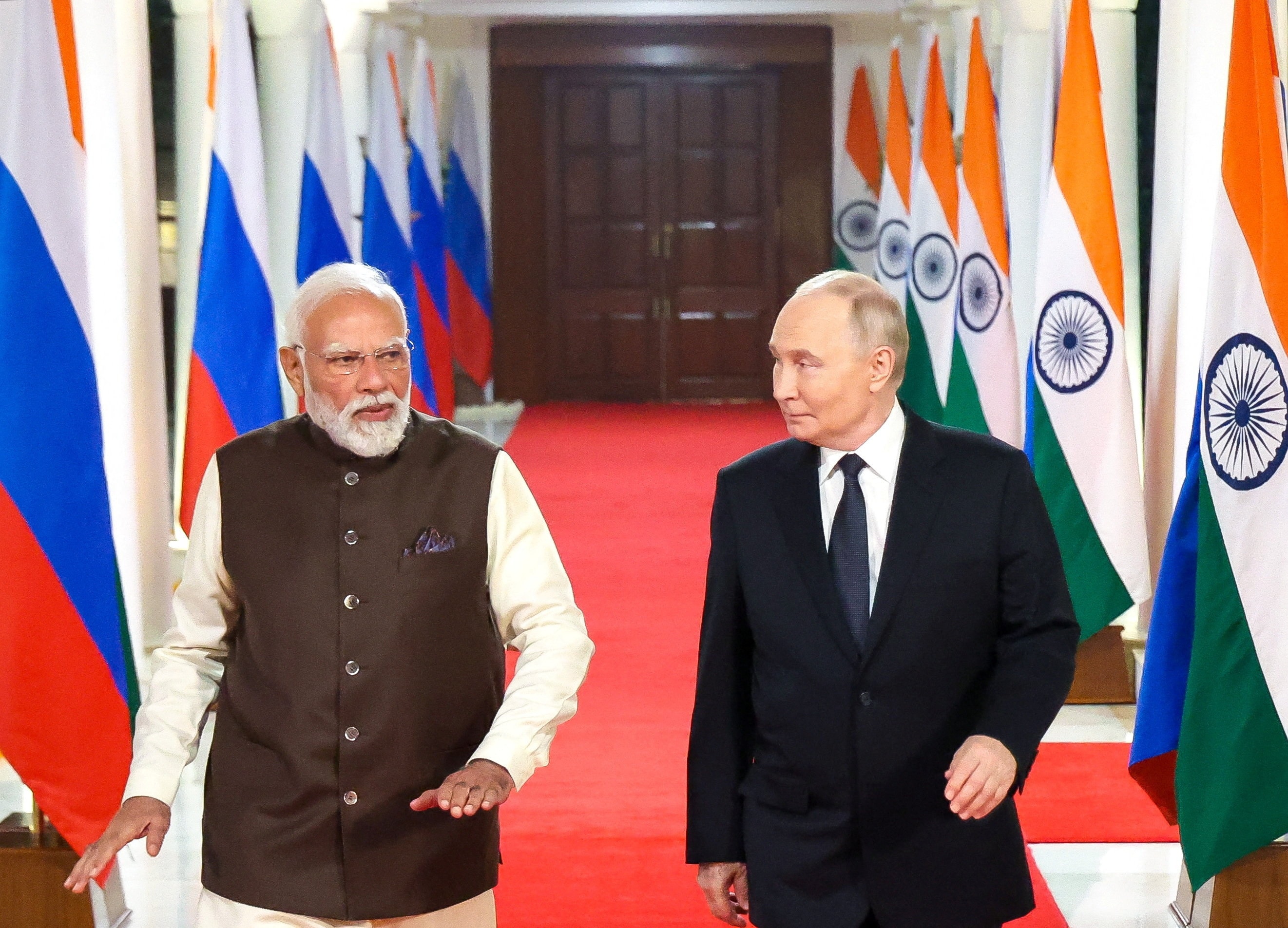 Tổng thống Nga Vladimir Putin và Thủ tướng Ấn Độ Narendra Modi tới dự bữa tối thân mật tại dinh Thủ tướng ở New Delhi, Ấn Độ, ngày 4/12/2025. (Ảnh: Sputnik/Alexander Kazakov/Pool qua Reuters)