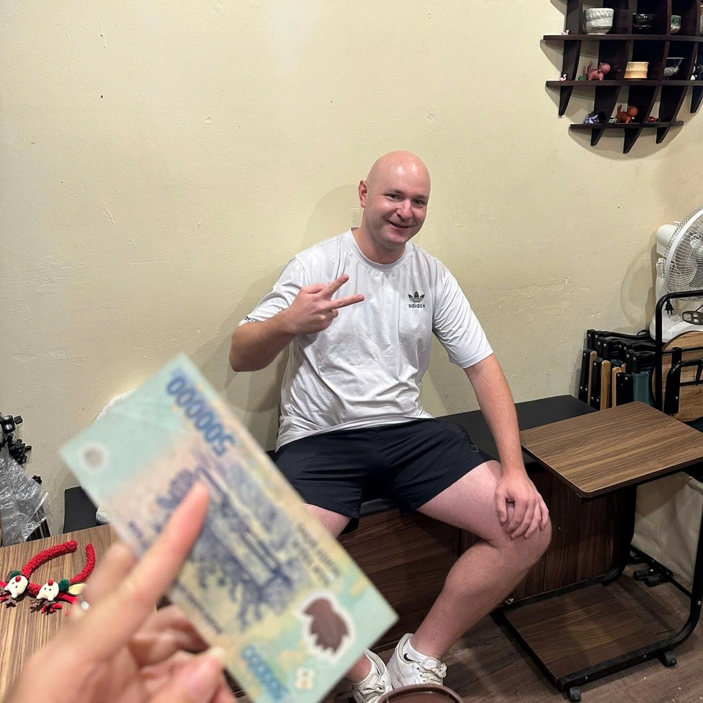 Khách Tây mê đồ uống của quán ở Hà Nội, gửi nhờ 500.000 đồng để trừ tiền - 1