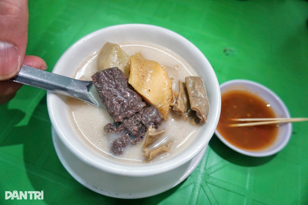 Nguyên tắc lạ của bà chủ quán phá lấu ở TPHCM, khách chờ từ lúc vừa mở nồi - 2 Nguyên tắc lạ của bà chủ quán phá lấu ở TPHCM, khách chờ từ lúc vừa mở nồi - 2