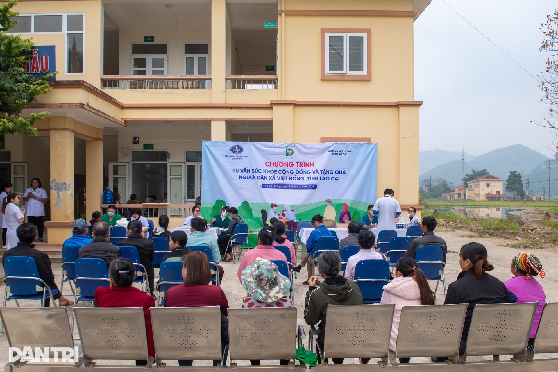 “Người dân mong các bác sĩ như mong nắng sau bão” - 1 “Người dân mong các bác sĩ như mong nắng sau bão” - 1