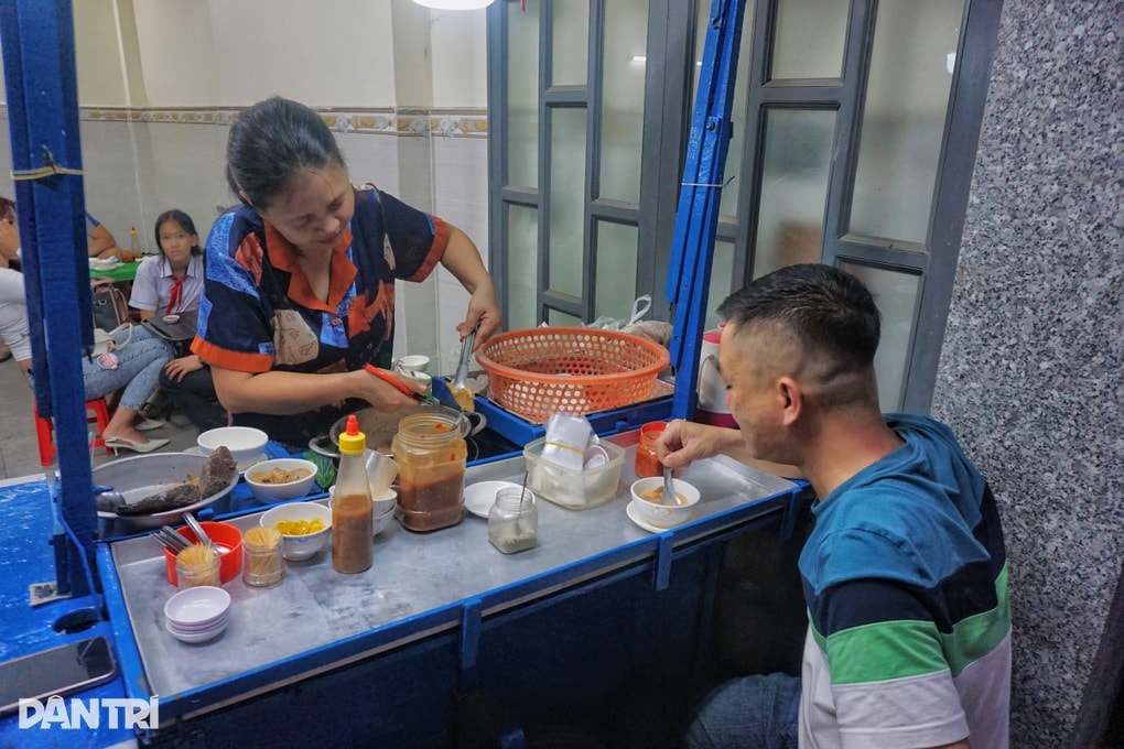 Nguyên tắc lạ của bà chủ quán phá lấu ở TPHCM, khách chờ từ lúc vừa mở nồi - 3 Nguyên tắc lạ của bà chủ quán phá lấu ở TPHCM, khách chờ từ lúc vừa mở nồi - 3