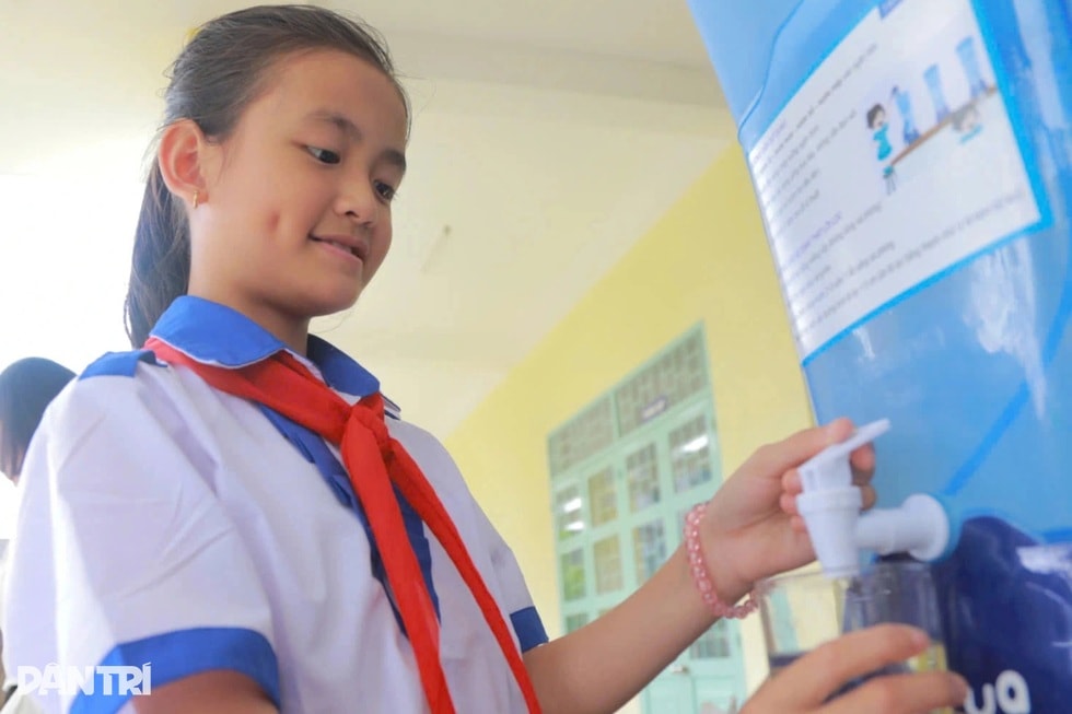 Trao thiết bị lọc nước uống hỗ trợ học sinh tại 3 trường vùng lũ ở Đắk Lắk - 2 Trao thiết bị lọc nước uống hỗ trợ học sinh tại 3 trường vùng lũ ở Đắk Lắk - 2