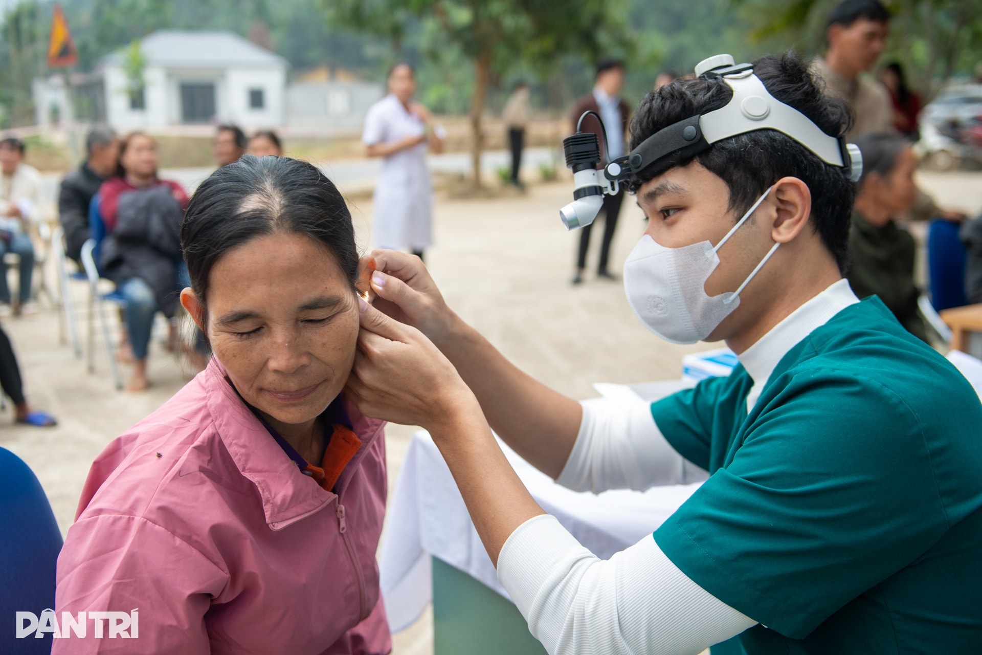 “Người dân mong các bác sĩ như mong nắng sau bão” - 12 “Người dân mong các bác sĩ như mong nắng sau bão” - 12