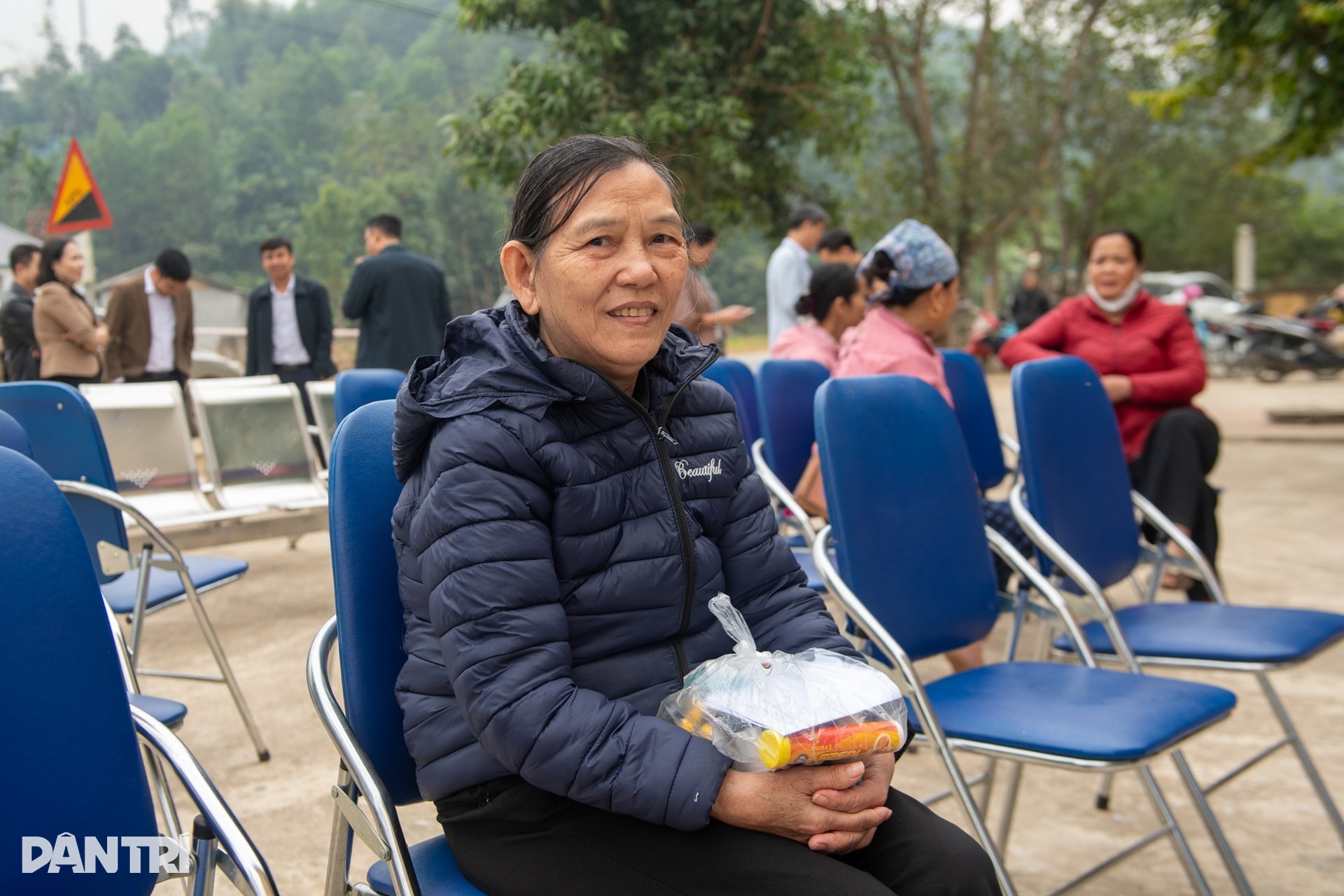 “Người dân mong các bác sĩ như mong nắng sau bão” - 8 “Người dân mong các bác sĩ như mong nắng sau bão” - 8