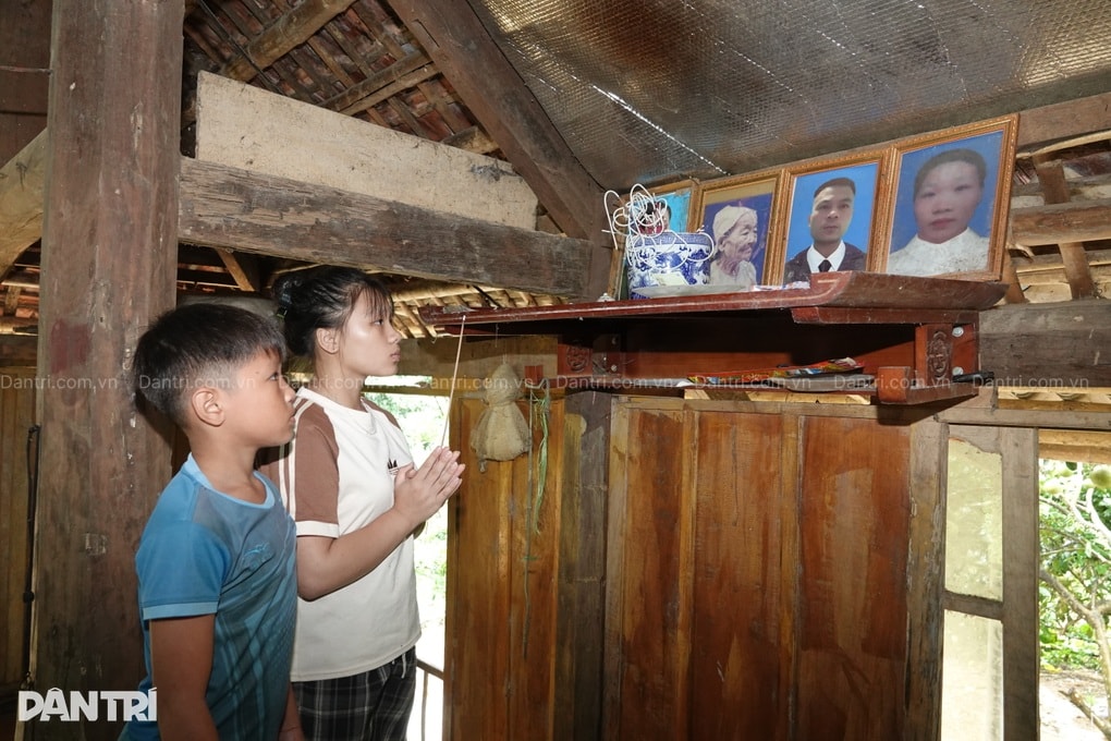 Bà lão đau yếu là chỗ dựa duy nhất của chồng tâm thần và 2 cháu nội mồ côi - 1 Bà lão đau yếu là chỗ dựa duy nhất của chồng tâm thần và 2 cháu nội mồ côi - 1