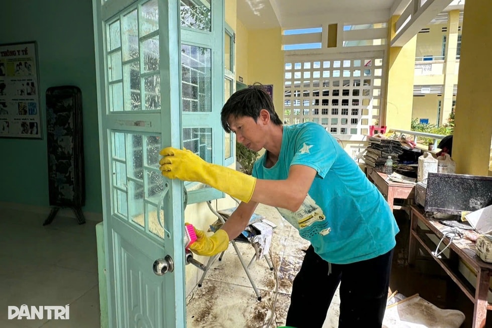 Trao thiết bị lọc nước uống hỗ trợ học sinh tại 3 trường vùng lũ ở Đắk Lắk - 4 Trao thiết bị lọc nước uống hỗ trợ học sinh tại 3 trường vùng lũ ở Đắk Lắk - 4