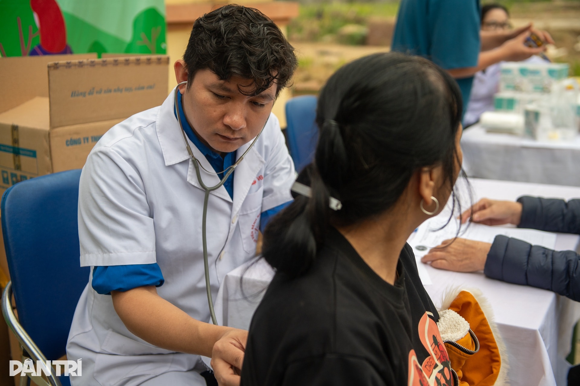 “Người dân mong các bác sĩ như mong nắng sau bão” - 7 “Người dân mong các bác sĩ như mong nắng sau bão” - 7