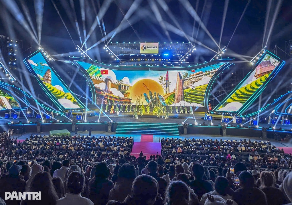 Hơn 1.000 cô gái biểu diễn pha trà ở Lâm Đồng - 2 Hơn 1.000 cô gái biểu diễn pha trà ở Lâm Đồng - 2