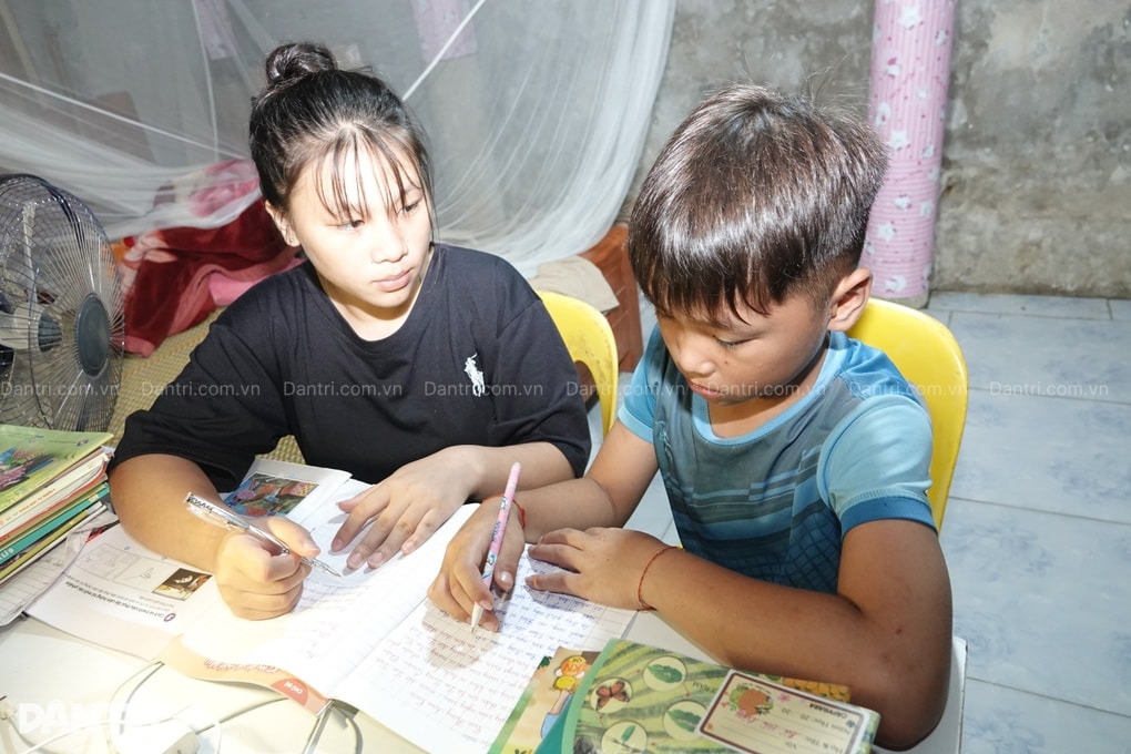 Bà lão đau yếu là chỗ dựa duy nhất của chồng tâm thần và 2 cháu nội mồ côi - 4 Bà lão đau yếu là chỗ dựa duy nhất của chồng tâm thần và 2 cháu nội mồ côi - 4