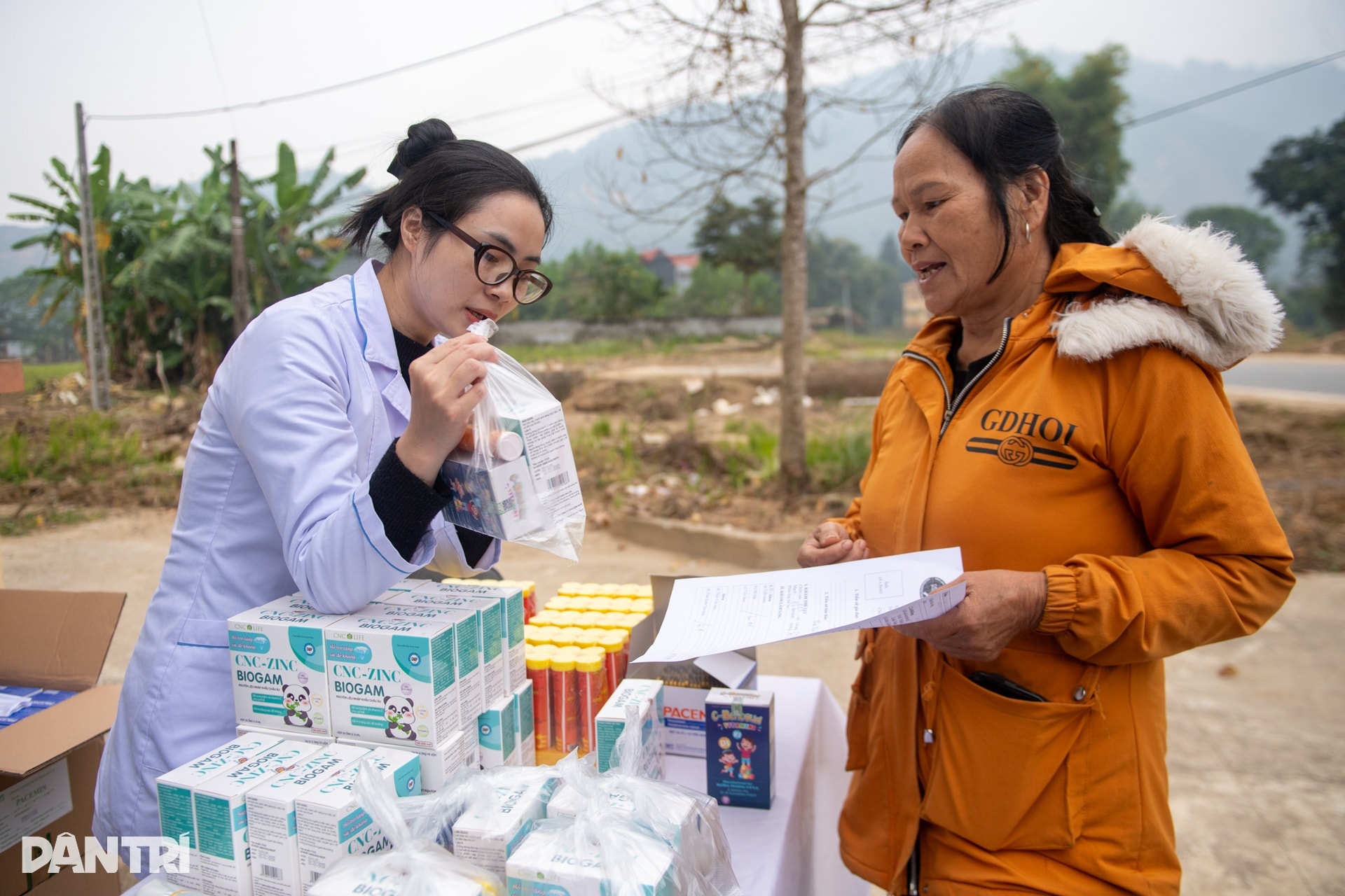 “Người dân mong các bác sĩ như mong nắng sau bão” - 10 “Người dân mong các bác sĩ như mong nắng sau bão” - 10