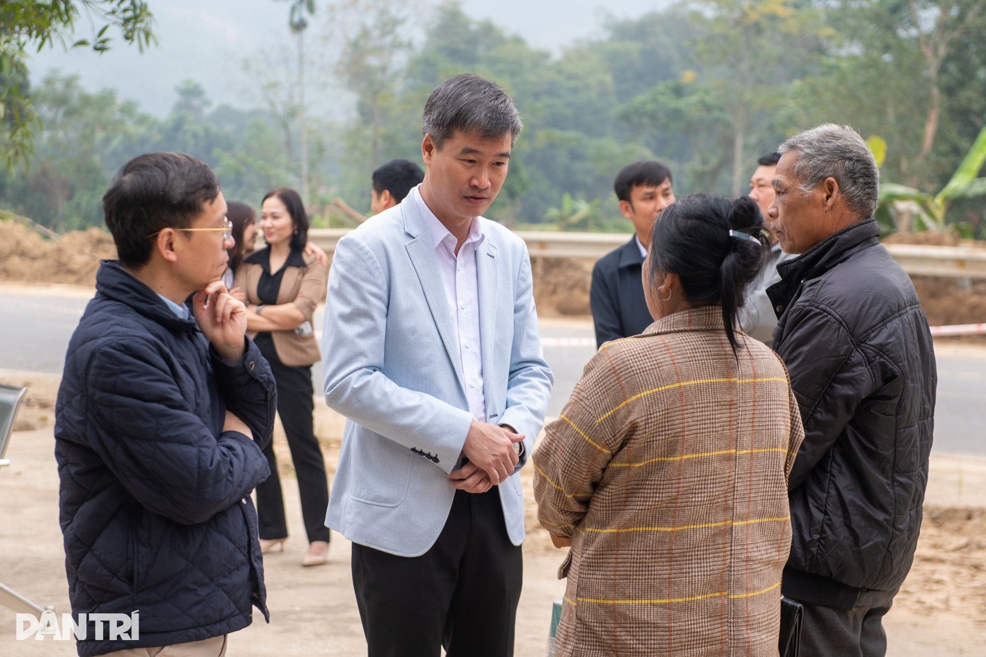 “Người dân mong các bác sĩ như mong nắng sau bão” - 13 “Người dân mong các bác sĩ như mong nắng sau bão” - 13