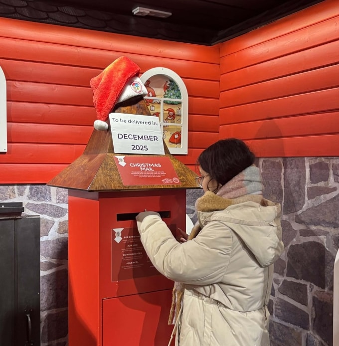 Trang gửi bưu thiếp từ Bưu điện Santa về cho bố mẹ.