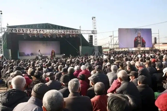 Đãi tiệc hàng nghìn người suốt ba ngày để tưởng nhớ mẹ